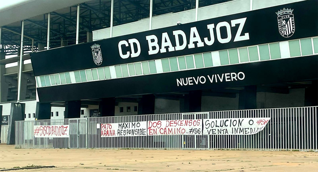 Las pancartas tapan las puertas del Nuevo Vivero: habrá un gran manifestación