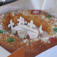 Los pacenses disfrutan del tradicional roscón de Reyes en San Francisco