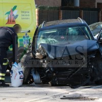 Trasladado hasta el hospital tras colisionar contra un árbol en Ronda Norte