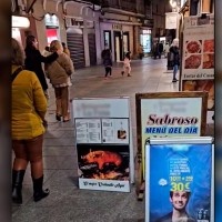 Un extremeño con baja visión estalla contra los locales por ubicar publicidad en la calle