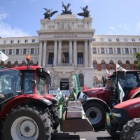 Convocan una tractorada para denunciar la situación de agricultores y ganaderos