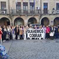 Manifestación en Montehermoso contra el impago a los trabajadores de una Residencia de Mayores