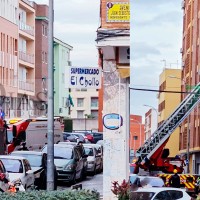 Bomberos de Badajoz rescatan a una mujer en una vivienda