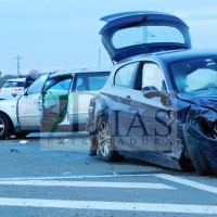 Varios heridos en una colisión entre dos turismos en Badajoz