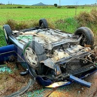 Salvan la vida tras volcar su vehículo en la BA-160