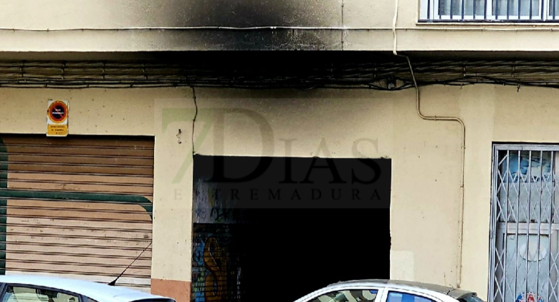 Un incendio en el Valle del Jerte afecta a una fachada de viviendas