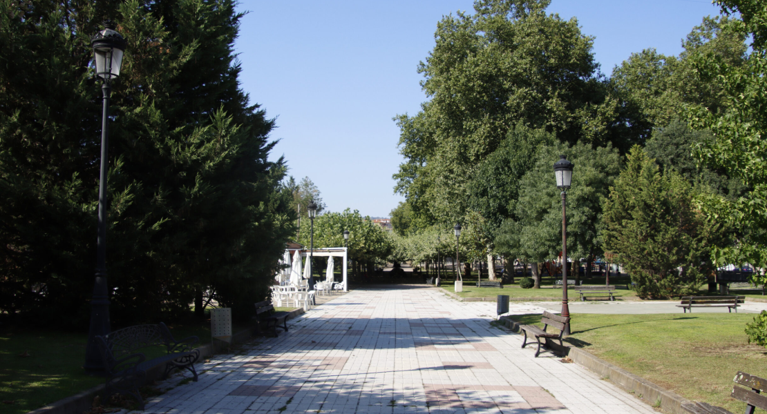 Denuncian las "caídas de personas mayores" por el mal estado de este parque en Plasencia