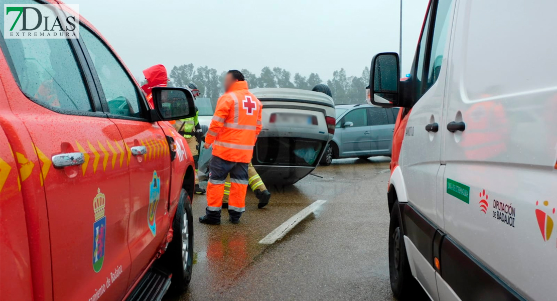 Un herido tras volcar un coche en la rotonda de Gévora