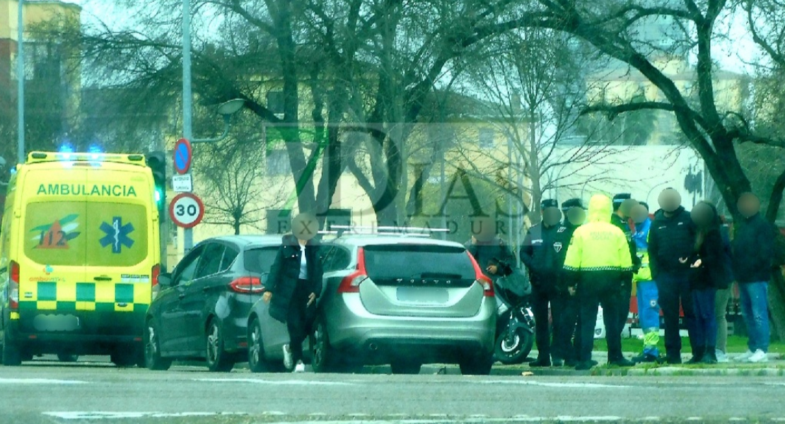Policía interviene en una colisión entre dos vehículos en Badajoz