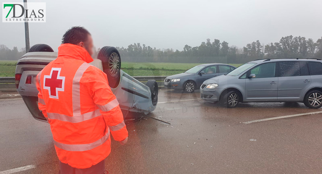 Un herido tras volcar un coche en la rotonda de Gévora