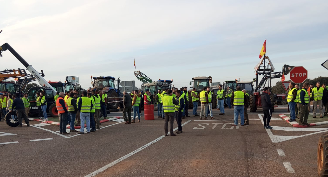 Varias carreteras cortadas en Extremadura por las protestas de los agricultores