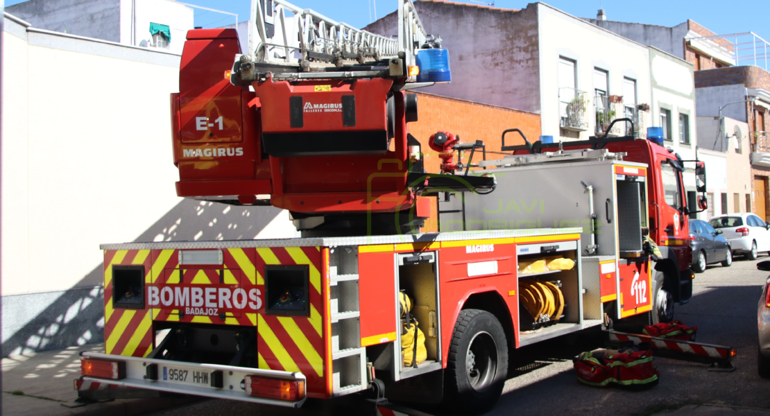 Bomberos de Badajoz rescatan a un hombre tras caerse en su domicilio