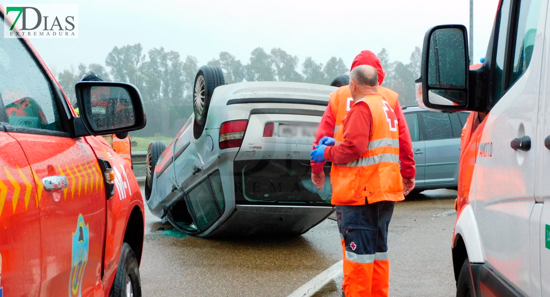 Un herido tras volcar un coche en la rotonda de Gévora