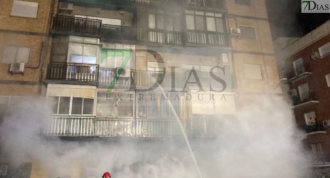 Un incendio de vehículo afecta a un edificio en Badajoz