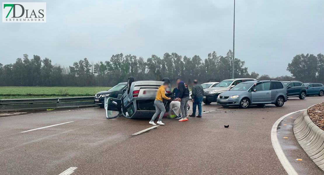 Un herido tras volcar un coche en la rotonda de Gévora