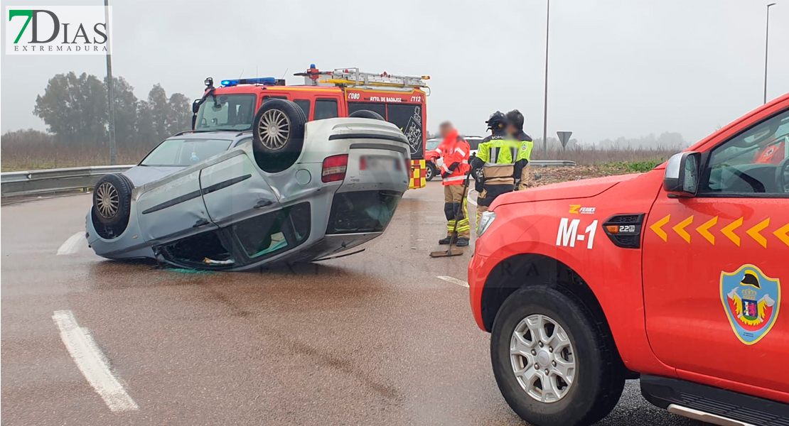 Un herido tras volcar un coche en la rotonda de Gévora