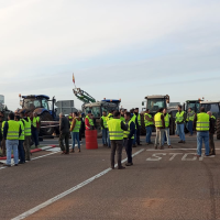 Varias carreteras cortadas en Extremadura por las protestas de los agricultores