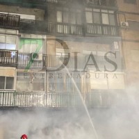 Un incendio de vehículo afecta a un edificio en Badajoz