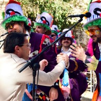 Gallardo presenta su candidatura en Badajoz en medio de un ambiente carnavalero