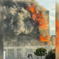 Un grave incendio arrasa con un edificio entero en Valencia: varios atrapados