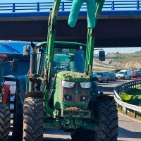 Los agricultores abandonan las carreteras extremeñas y levantan los cortes