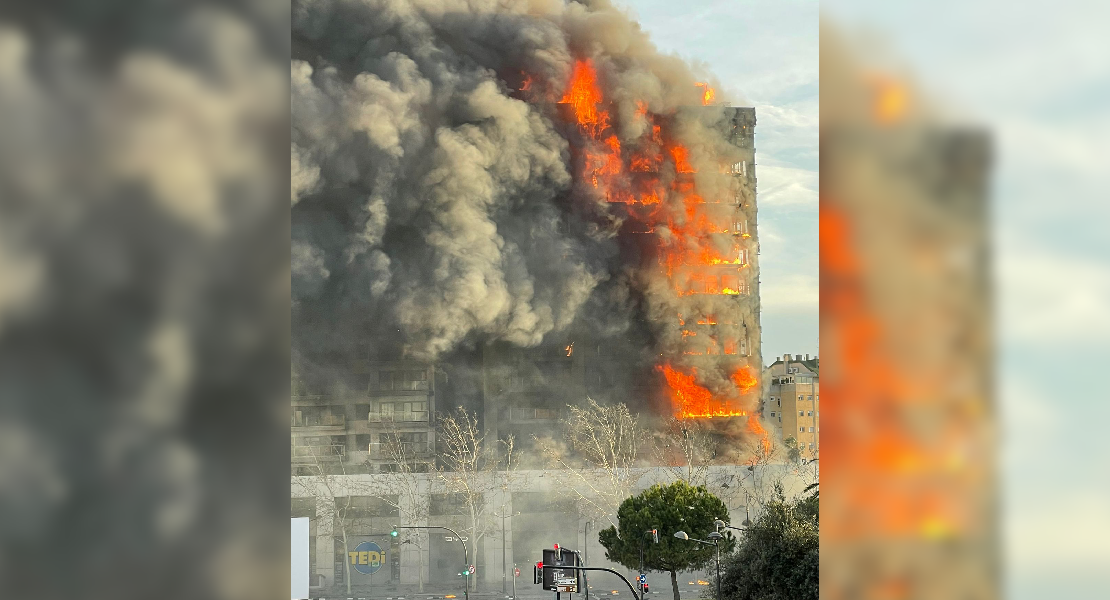 El fuego arrasa un edificio entero en Valencia