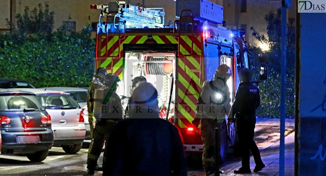 Un incendio de vehículo afecta a un edificio en Badajoz