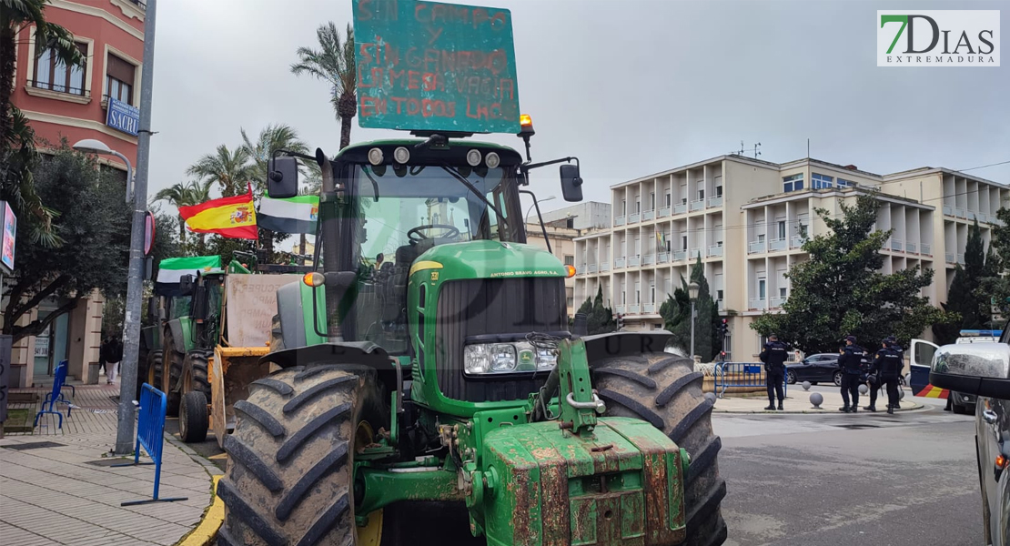 Los tractores entran en Badajoz y cortan calles de la ciudad