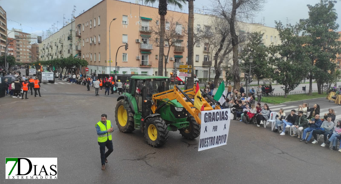 Los agricultores agradecen el apoyo de la ciudadanía en el Gran Desfile del Carnaval de Badajoz 2024