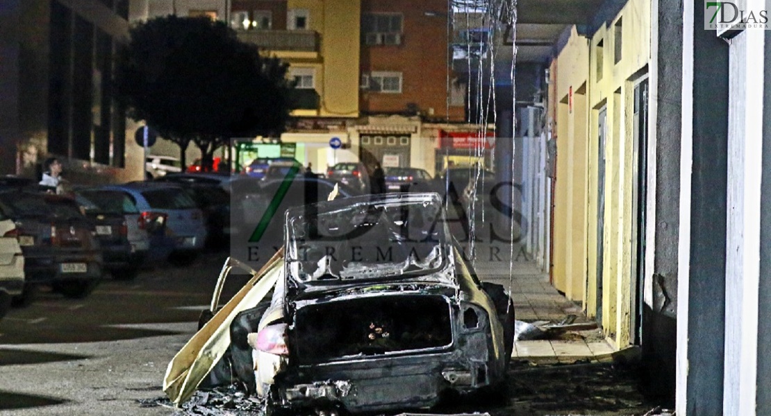 Un incendio de vehículo afecta a un edificio en Badajoz