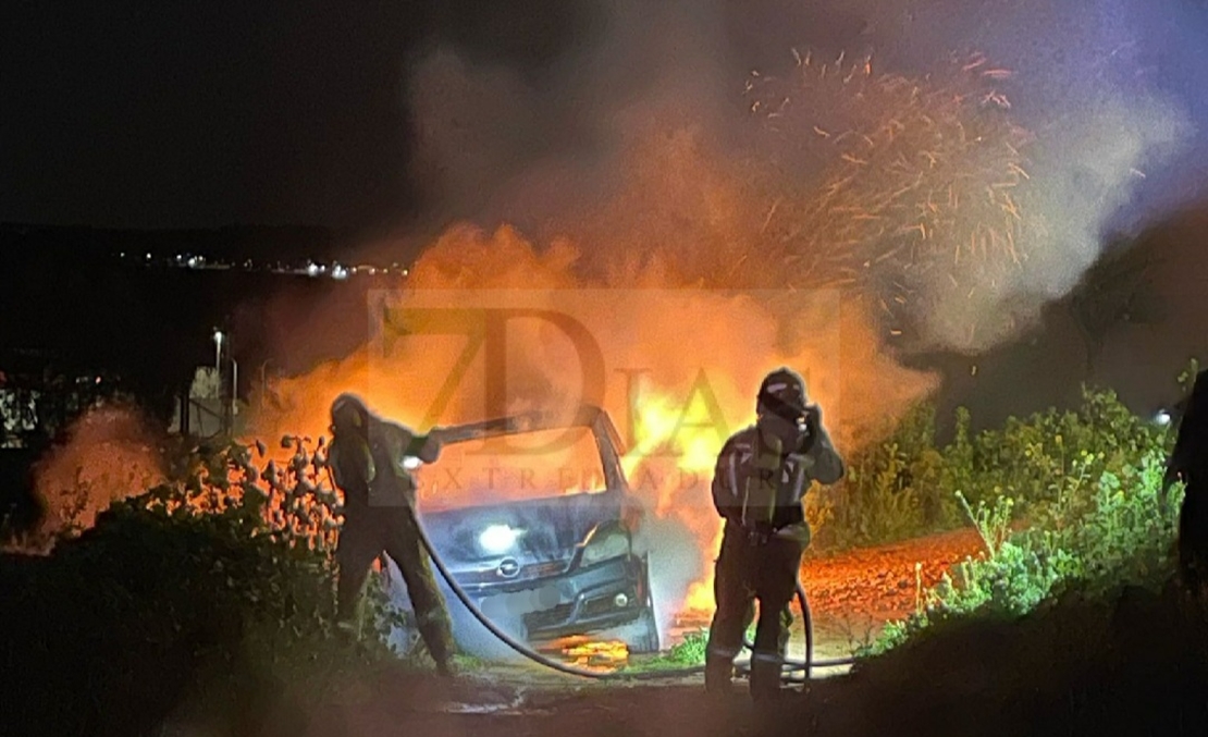 Un nuevo incendio provoca la calcinación de un vehículo en Badajoz