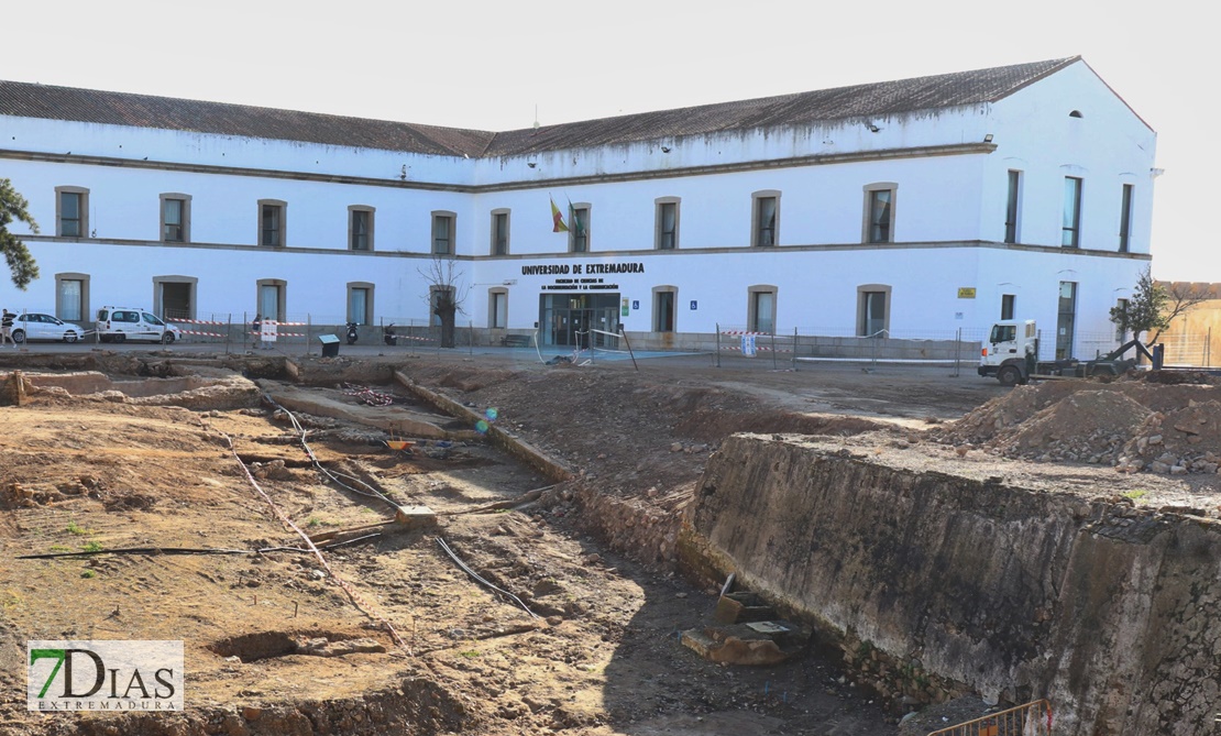 Las excavaciones dejan sin árboles la puerta de la Facultad de Comunicación