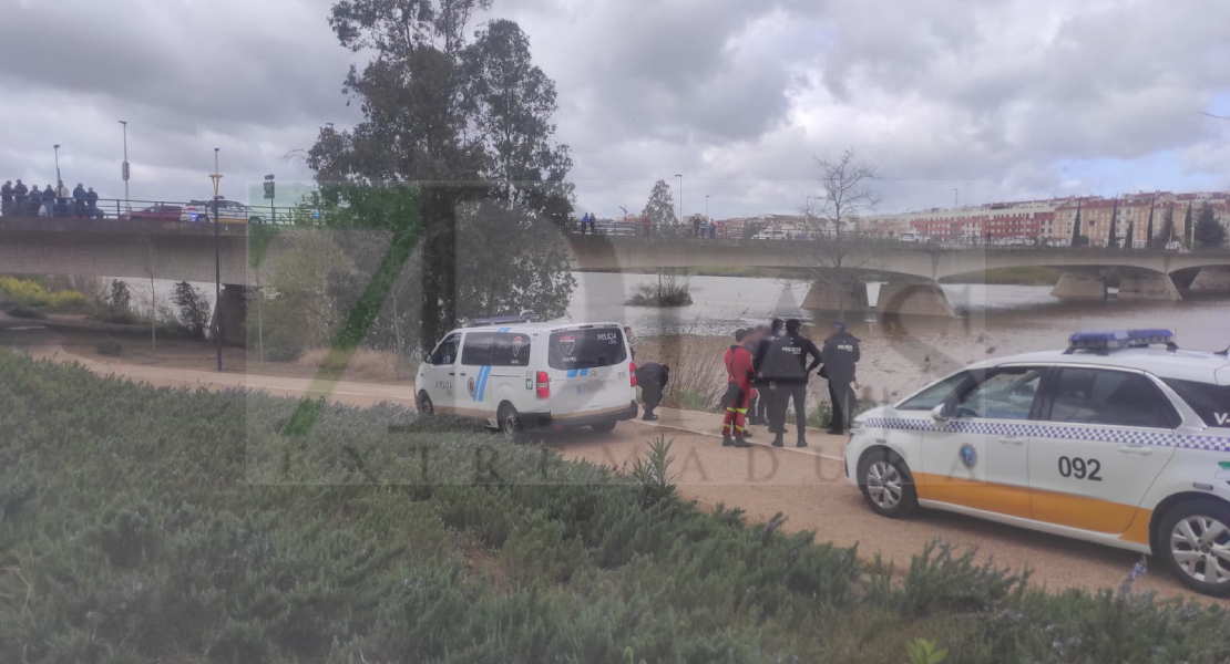 Una mujer se precipita al río Guadiana en Badajoz