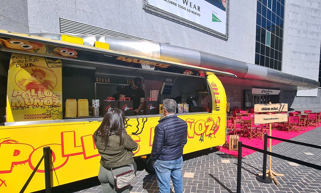 El chef Dabiz Muñoz lleva la foodtruck de Pollos Muñoz a Badajoz