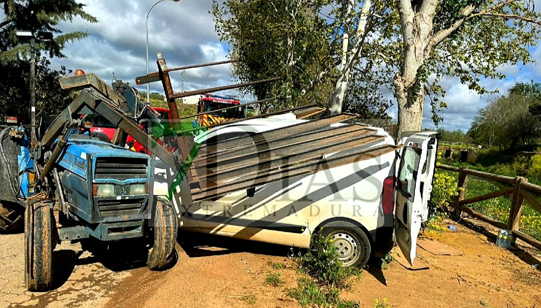 Atrapado tras una colisión entre un tractor y una furgoneta en Entrín Bajo (BA)