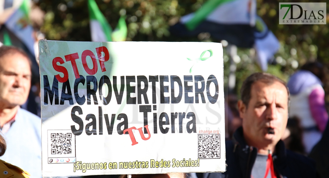 Los vecinos de Salvatierra no se fían: aún podrían construir el macrovertedero