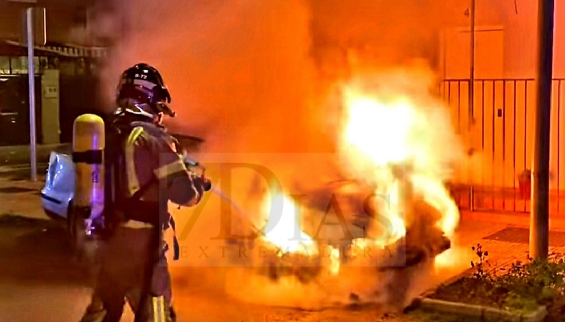 Policía y Bomberos trabajan en un incendio de vehículo: “Hemos pasado bastante miedo”