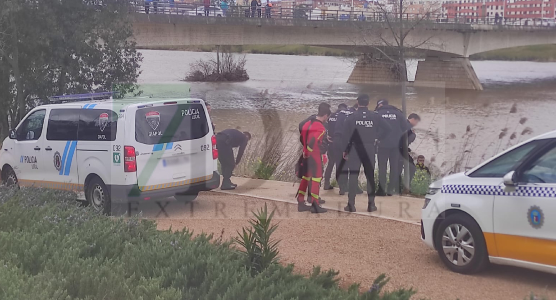 Una mujer se precipita al río Guadiana en Badajoz