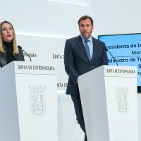 El ministro de Transportes bloquea a la presidenta extremeña en redes sociales