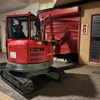 Una máquina revienta la puerta de la sede del PSOE en Almendralejo