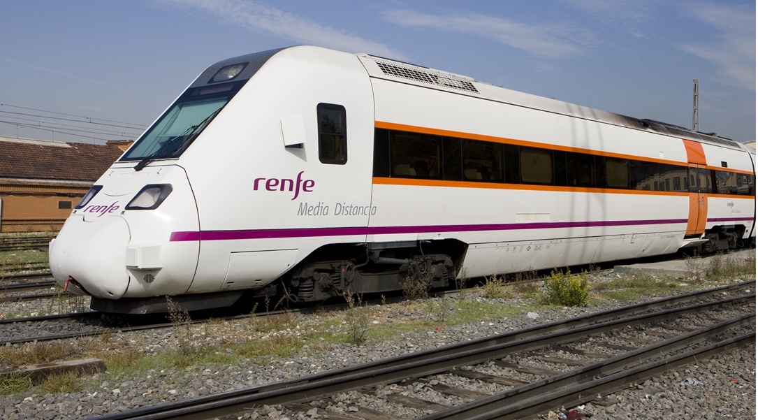 Un desprendimiento de tierra y piedras frena al tren Badajoz-Sevilla