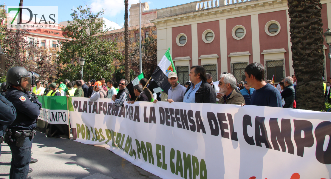 Nueva jornada de protestas agrarias ante la Delegación del Gobierno en Badajoz