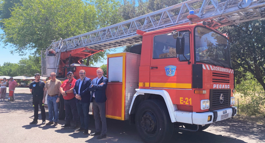 La Diputación de Cáceres dona un camión escala del SEPEI al cuerpo de bomberos portugués