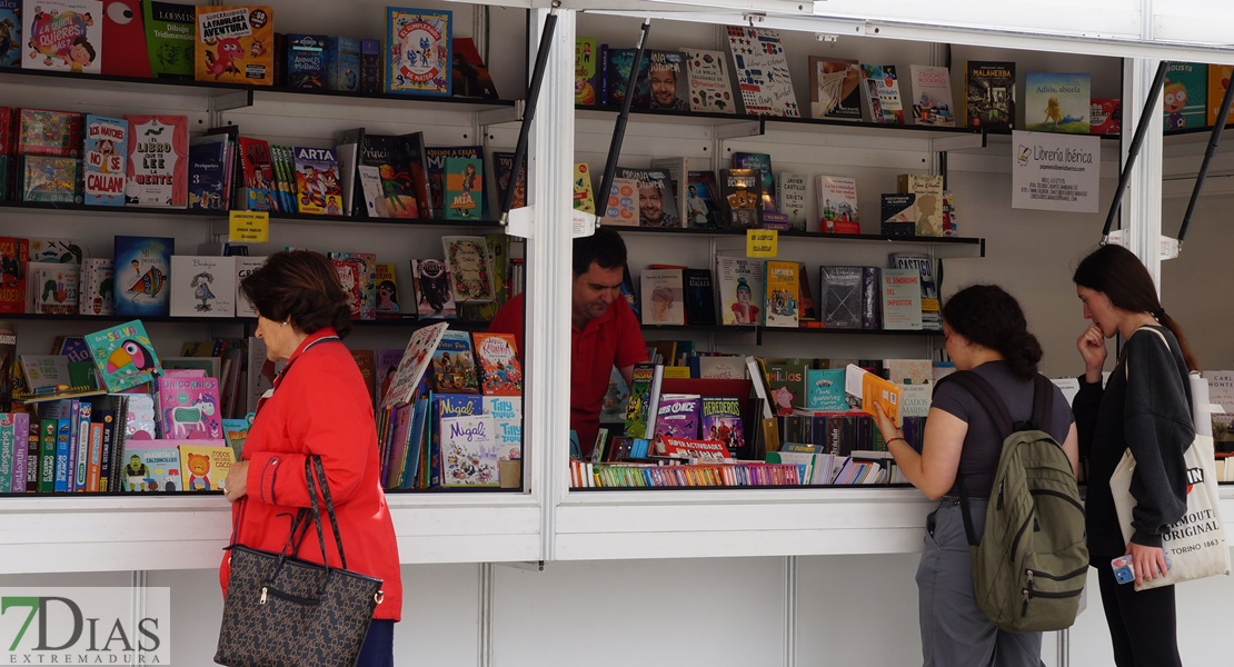 ¿Has pasado ya por la Feria del Libro de Badajoz? Búscate en nuestras fotos