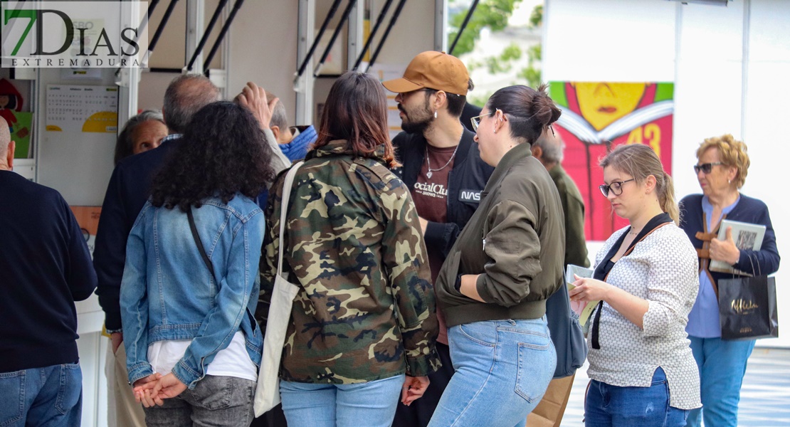 ¿Has pasado ya por la Feria del Libro de Badajoz? Búscate en nuestras fotos