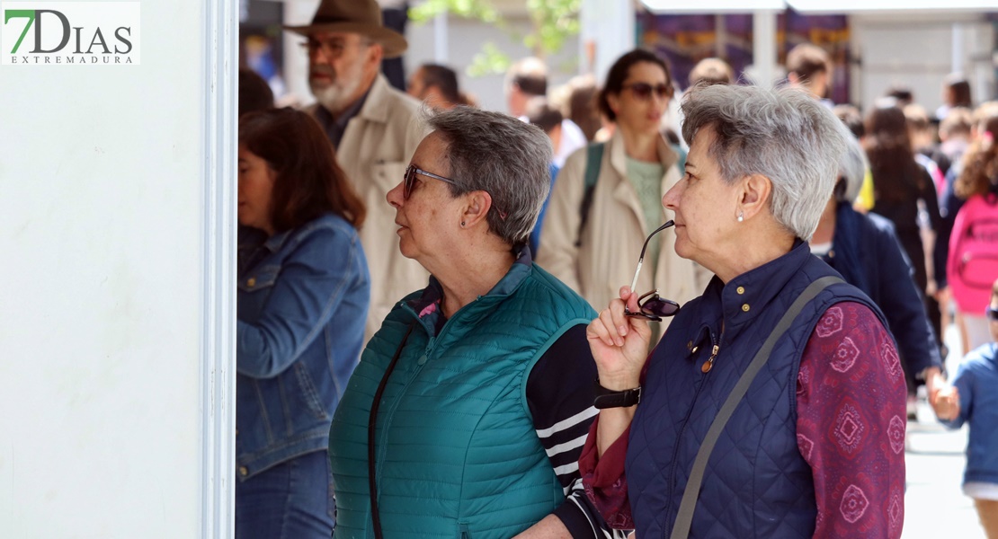 ¿Has pasado ya por la Feria del Libro de Badajoz? Búscate en nuestras fotos