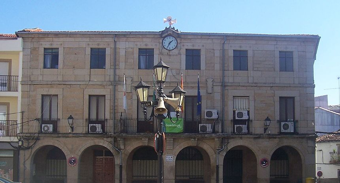 Los trabajadores de la Residencia se manifiestan en Montehermoso porque el Ayto. no les paga