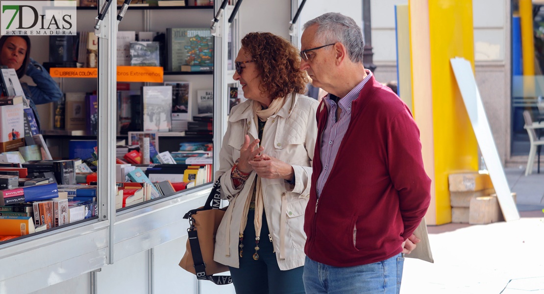 ¿Has pasado ya por la Feria del Libro de Badajoz? Búscate en nuestras fotos