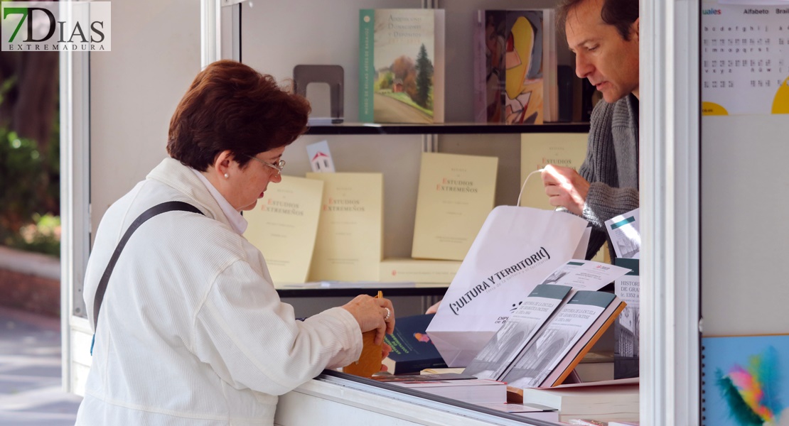 ¿Has pasado ya por la Feria del Libro de Badajoz? Búscate en nuestras fotos