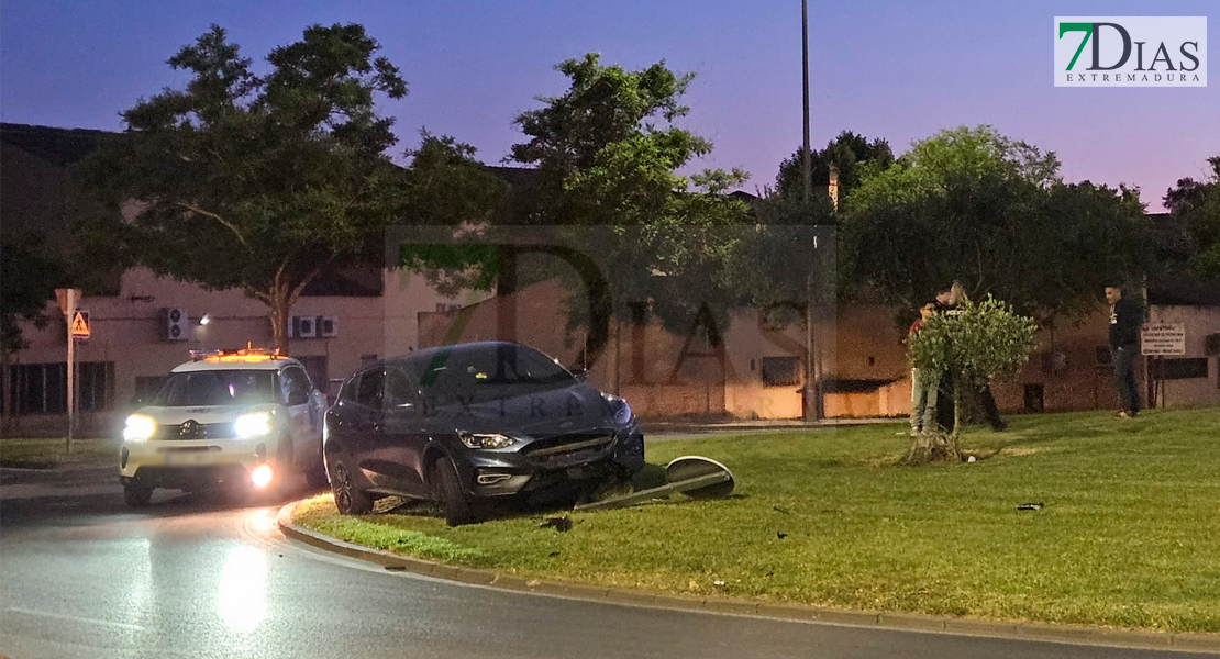 Un vehículo se empotra contra una rotonda en Badajoz